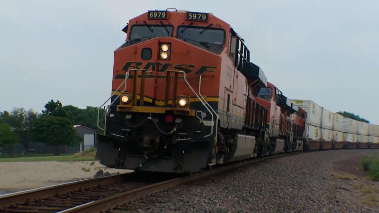 Texas Faces Growing Safety Concerns as Long Freight Trains Disrupt Emergency Services and Local Communities